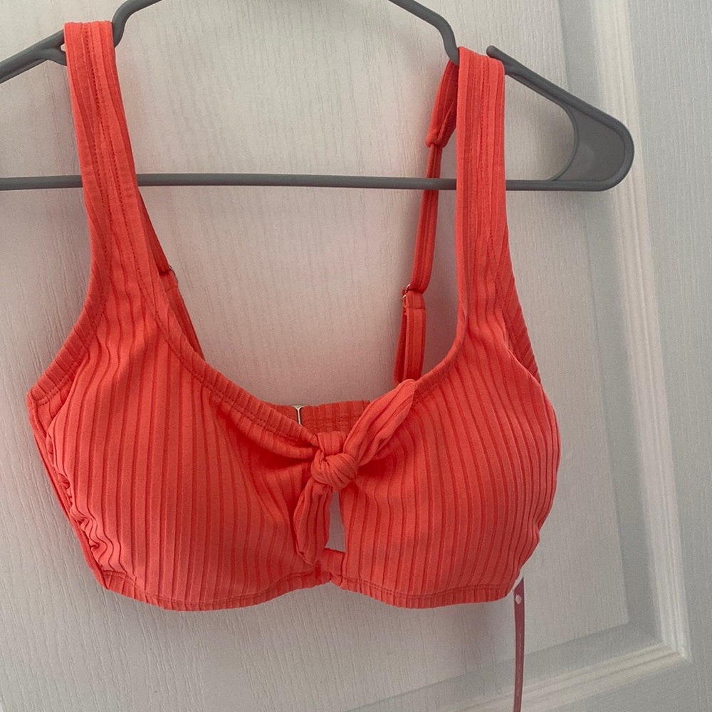Cute coral top.